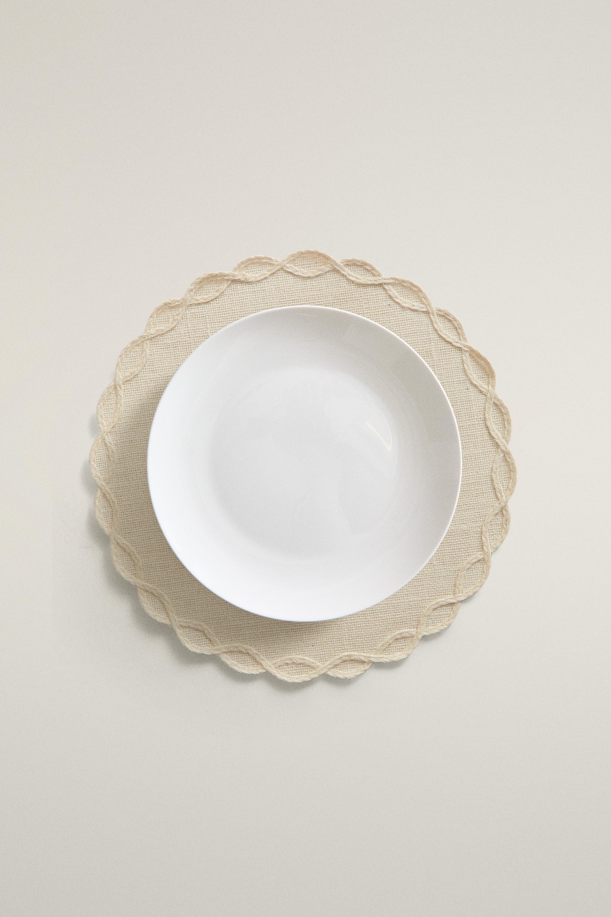 PLACEMAT WITH CHAIN DETAIL